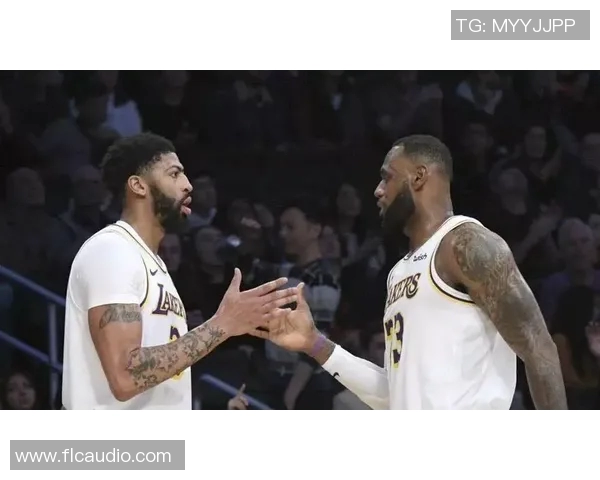 总决赛首场比赛：湖人战胜雄鹿，掀起冠军争夺战